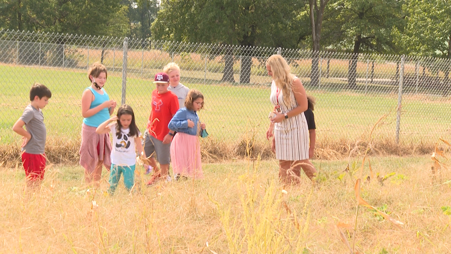Columbia elementary school reaps this year's harvest in their own backyard